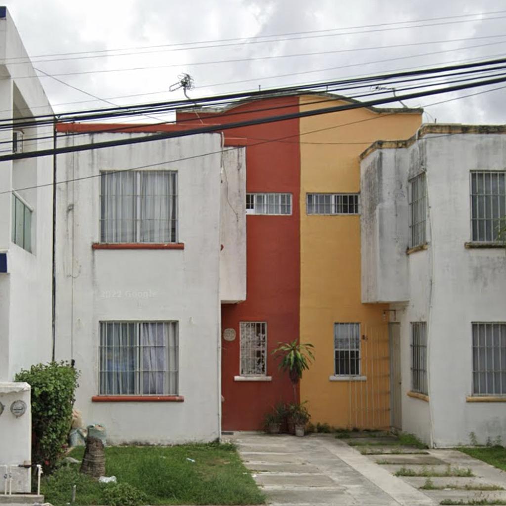 Casa Galaxia Itzales en Av. Cancun (Remate Bancario)