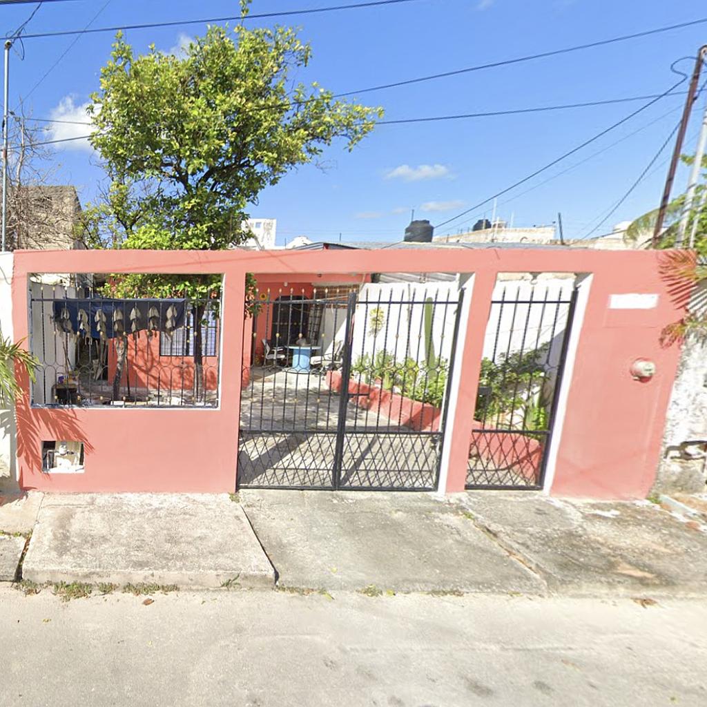Casa entre Av. Nichupte y Av. Andres Quintana Roo (Remate Bancario)